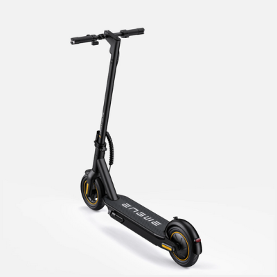 Trotinete elétrica preta com detalhes amarelos e plataforma com a palavra ENGRE