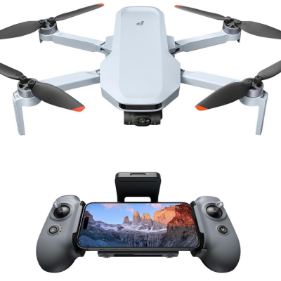 Drone branco com quatro hélices e comando cinzento com telemóvel