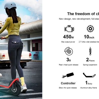 Mulher com capacete empurra trotinet elétrico preto com detalhes vermelhos numa passadeira urbana.