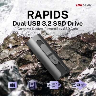 Pen USB SSD preta RAPIDS Dual USB 3.2 sobre pedras molhadas com texto e ícones explicativos