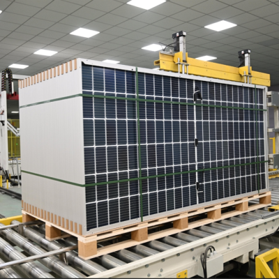 Caixa de painéis solares empilhados numa linha de produção industrial.