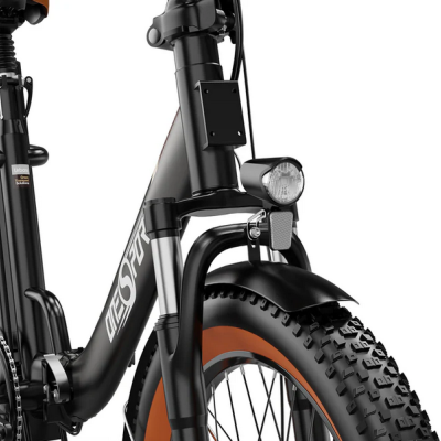 Bicicleta elétrica frontal preta com pneus largos e farol