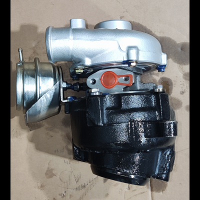 Turbo de automóvel preto e prateado com tampa vermelha sobre papelão