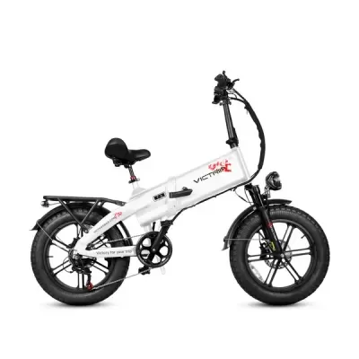 Bicicleta elétrica dobrável branca com pneus grossos pretos e texto na estrutura
