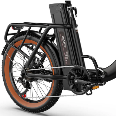 Bicicleta elétrica traseira preta com pneu laranja e bateria integrada.