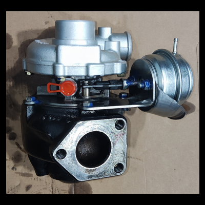 Turbo automóvel metálico prateado e preto em superfície castanha