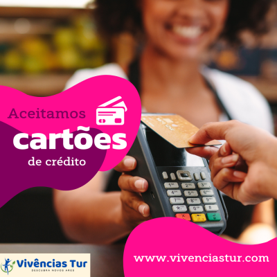 Pessoa a pagar com cartão dourado numa máquina POS segurada por outra pessoa, com texto sobre aceitação de cartões de crédito