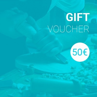 Voucher presente 50€ com imagem de escultura em madeira ao fundo