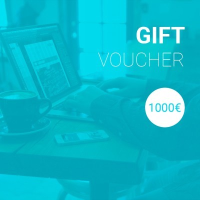 Pessoa usando computador portátil numa mesa de café com chávena de café e smartphone, texto GIFT VOUCHER 1000€