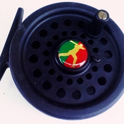 Carretel de pesca preto com logo colorido no centro