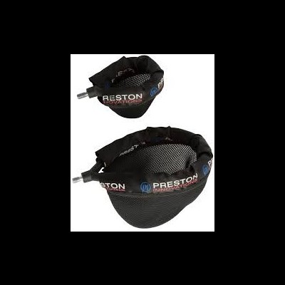 Dois sacos de rede pretos com etiquetas Preston Innovations