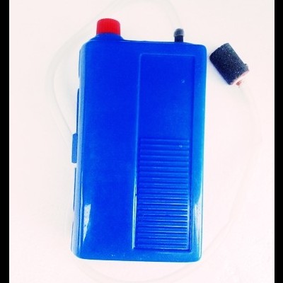 Bomba de ar portátil azul com tubo transparente e espuma preta