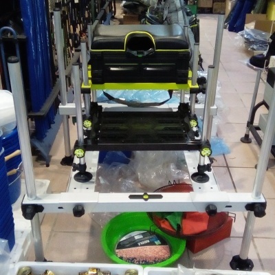 Loja de artigos de pesca com equipamento para sentar e caixas com pequenas latas douradas.