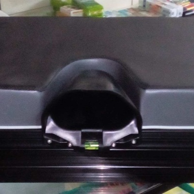 Mala preta e cinza sobre mesa de vidro