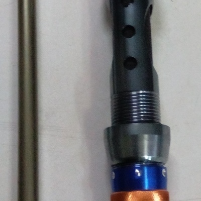 Cana de pesca com acabamento holográfico e punho preto com elementos metálicos