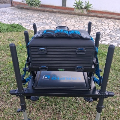 Assento de pesca preto e azul com marca LORETO em relva