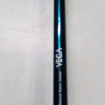 Cana de pesca telescópica azul metálica com etiquetas visíveis pendurada na parede branca