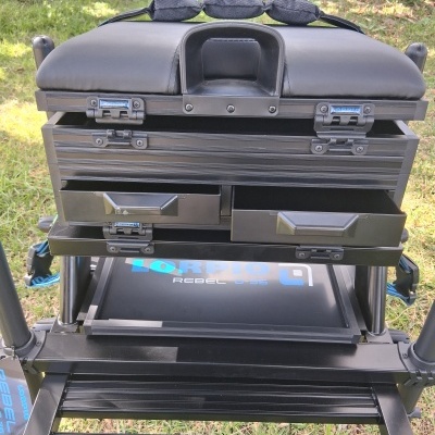 Caixa de ferramentas preta de várias camadas com assento almofadado superior