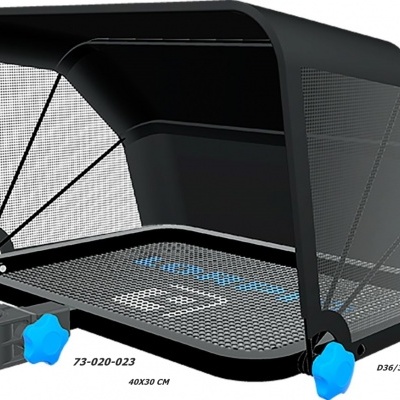 Suporte preto com malha e detalhes azuis para dispositivo