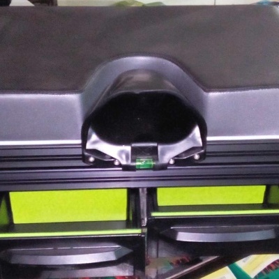 Caixa de ferramentas preta com gavetas verdes abertas