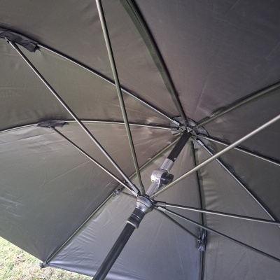 Interior de guarda-chuva preto com estrutura metálica