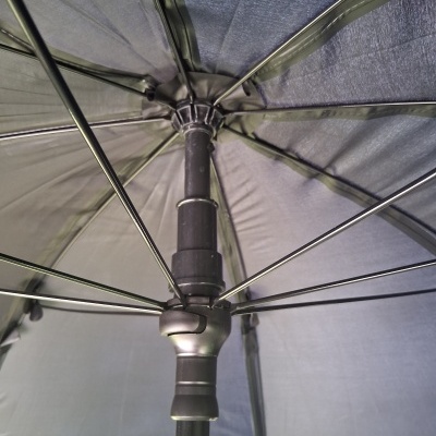 Interior de guarda-chuva cinza com estrutura metálica preta