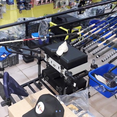 varas de pesca em suporte com acessórios em loja