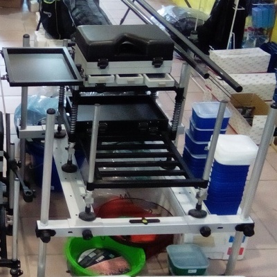 Estrutura metálica para equipamento de pesca com prateleiras e suportes em loja