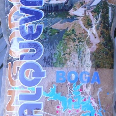 Embalagem com design gráfico mostrando barragem, mapa e texto FENTO ALQUEVA BOGA