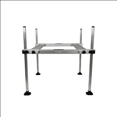 Estrutura metálica quadrada de suporte com pernas de metal