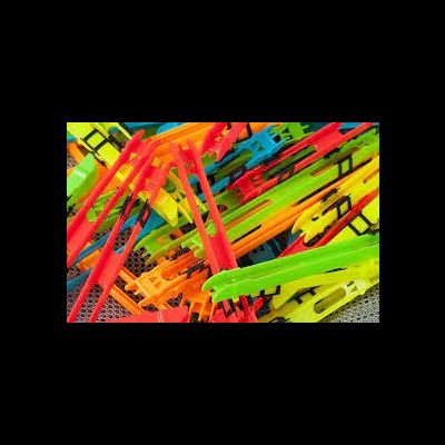 Cabides plásticos coloridos empilhados