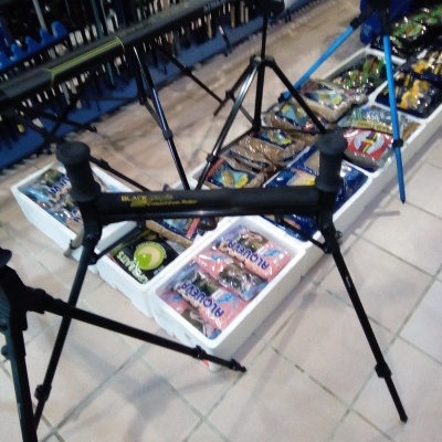 Suporte de pesca preto com caixas plásticas de acessórios