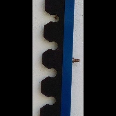 Peça metálica preta e azul com encaixes semicirculares e parafuso