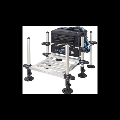 Plataforma ajustável de pesca com caixa de armazenamento preta e estrutura metálica prateada