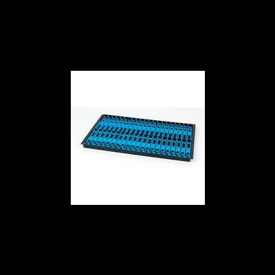 Bandeja preta com pendrives azuis alinhados