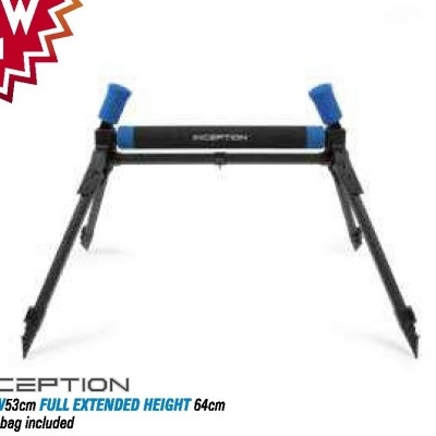 Suporte ajustável de pesca preto com apoios azuis e pernas com pontas afiadas, indicação de medidas e saco incluído.