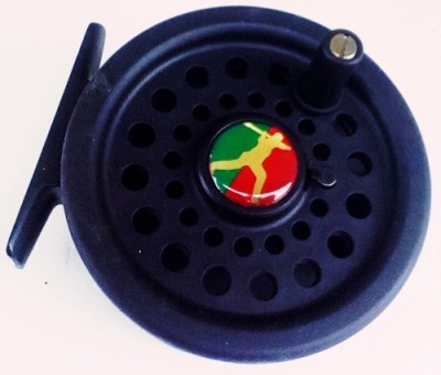 Carretel de pesca preto com logo colorido no centro