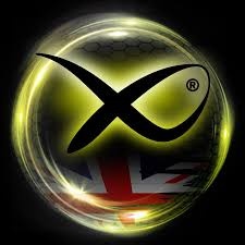 Esfera translúcida verde e amarelo com logótipo preto em forma de peixe