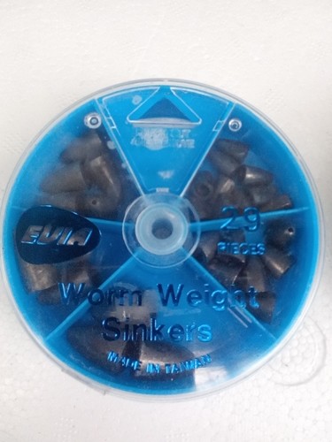 Estojo azul com pesos de pesca metálicos cónicos dentro