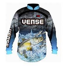 Camisola de pesca azul e preta com estampa de peixe e texto VENSE