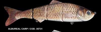 Isca de pesca em forma de carpa segmentada com textura de escamas e olhos realistas