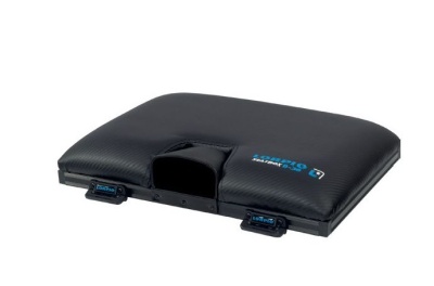 Almofada ortopédica preta para assento com recorte central e inscrições azuis