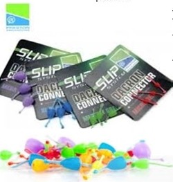 Conectores de pesca coloridos em embalagens pretas com texto 'SLIP Dacron Connector'