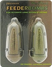 Embalagem de dois feederbombs Drennan para pesca com texto e cores bege e verde