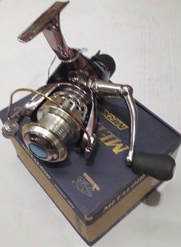 carreto de pesca metálico prateado com punho preto em caixa azul