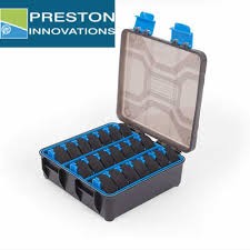 Caixa organizadora preta com divisórias azuis e tampa translúcida aberta.