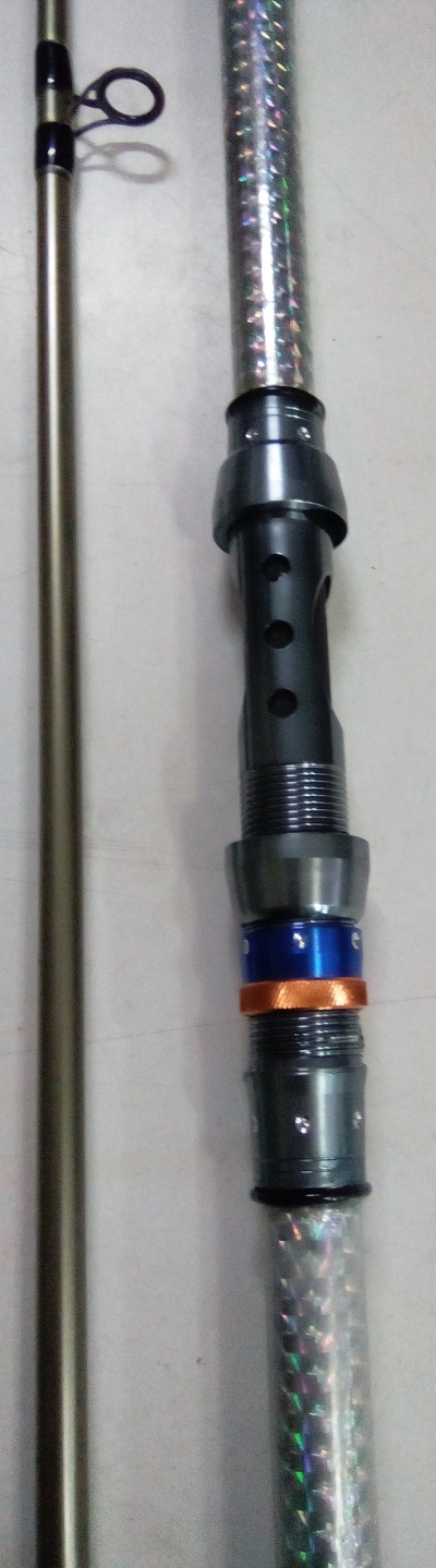 Cana de pesca com acabamento holográfico e punho preto com elementos metálicos