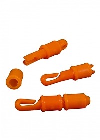 Peças plásticas laranja para montagem, com diferentes formas e encaixes.