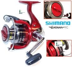 carreto de pesca Shimano Catana FC vermelho e preto em fundo branco