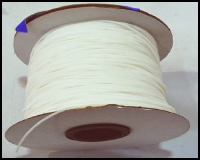 Bobina de linha branca sobre superfície branca